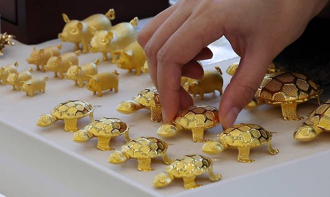 서울 한국금거래소 종로본점에서 직원이 금 제품을 정리하고 있다. 사진=뉴스1