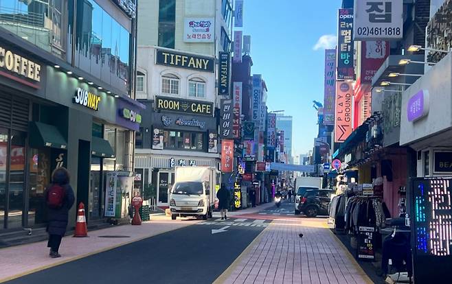 지난 4일 오후 서울 광진구 화양동 '건대 맛의 거리'는 한적했다. 일부 점포를 제외하고는 옷 가게와 식당 등에서 사람을 찾아보기 힘들었다. 늦은 점심을 먹을 법도 한데 한 분식집에는 손님이 없었다. 건대입구역 2번 출구 부근 도로변 상가 1층 곳곳에는 불경기를 한눈에 보여주듯 공실이 즐비해 있었다./사진=민수정 기자.