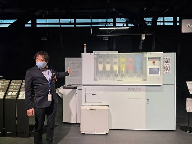 엡손 관계자가 5일 일본 나가노현 히로오카 사무소에서 ‘페이퍼랩 리프레시’ 제품을 소개하고 있다. 시오지리(일본)=이동수 기자