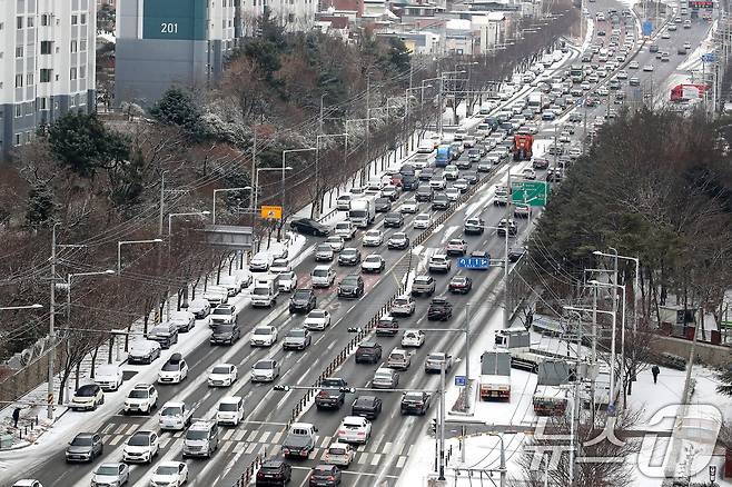 밤사이 눈이 내린 7일 오전 대구 앞산터널 주변에서 출근길 차량이 서행하며 정체가 빚어지고 있다. 2025.2.7/뉴스1 ⓒ News1 공정식 기자