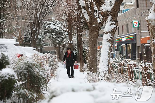 대설특보가 내려진 7일 오전 광주 북구 오치동에서 한 시민이 쌓인 눈 사이를 조심스럽게 걷고 있다. 2025.2.7/뉴스1 ⓒ News1 박지현 기자