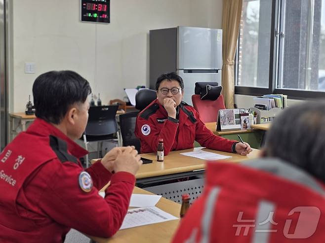 강원 고성지역 산불재난특수진화대 산불 출동 태세 점검하는 최수천 동부산림청장.(동부산림청 제공) 2025.2.7/뉴스1