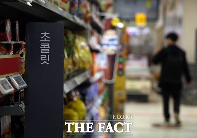 롯데웰푸드의 실적 부진이 계속되고 있는 가운데 국내 소비 침체와 카카오 원가 상승에 따른 수익성 악화가 지목되고 있다. /뉴시스