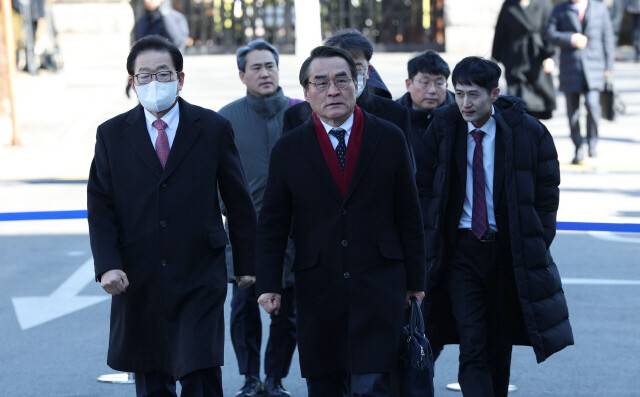 윤석열 대통령 탄핵심판 5차 변론기일이 열린 4일 오후 배보윤 변호사(맨 앞)를 비롯한 피청구인쪽 변호인단이 서울 종로구 헌법재판소 심판정으로 향하고 있다. 사진공동취재단