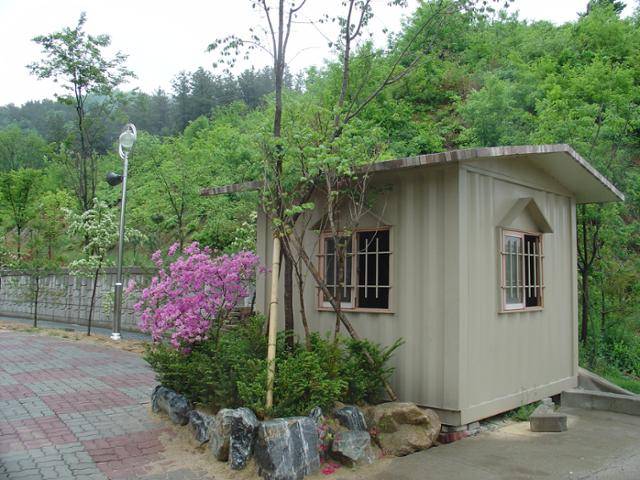 양업고에는 한때 '흡연터'라는 이름의 컨테이너가 존재했다. '금연'을 외쳐봤지만 몰래 숨어 피우는 학생들이 버린 꽁초로 학교 뒷산에 거듭 불이 나자 어쩔 수 없이 마련한 곳이었다. 양업고 제공