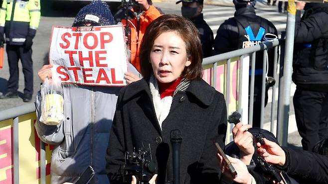 지난 3일 국민의힘 지도부와 함께 윤석열 대통령 면회를 마친 후 취재진 질문에 답하고 있는 나경원 의원. (본인 페이스북 캡처)