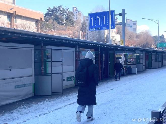 7일 낮 12시쯤 서울 동작구 노량진 컵밥 거리 가게들 문이 닫혀있는 모습. 이날 컵밥 거리에는 가게 19곳 중 4곳만 문을 열었다./사진=이현수 기자.