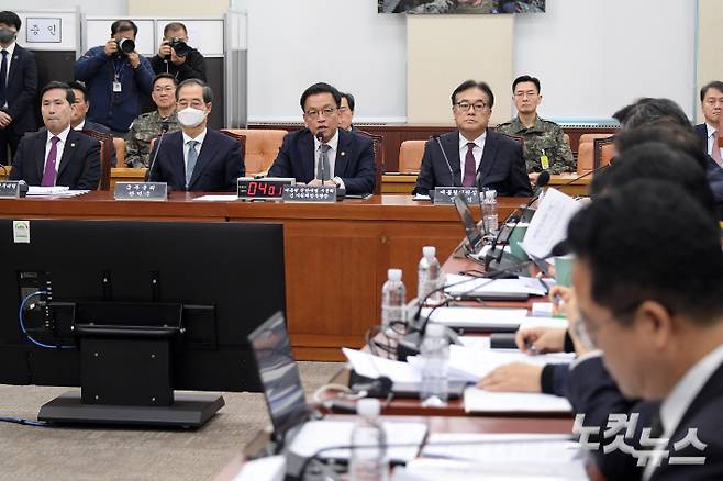 최상목 대통령 권한대행 부총리 겸 기획재정부 장관이 6일 서울 여의도 국회에서 열린 윤석열 정부의 비상계엄 선포를 통한 내란 혐의 진상규명 국정조사 특별위원회 3차 청문회에서 의원 질의에 답변을 하고 있다. 윤창원 기자