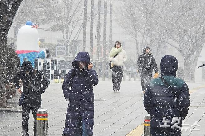 7일 오전 부산 연제구에 많은 눈이 내리고 있다. 송호재 기자