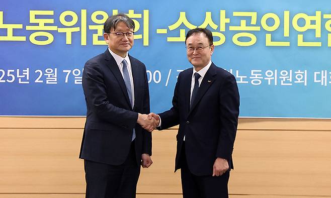 권기섭 경제사회노동위원회 위원장과 송치영 소상공인연합회 회장이 7일 서울 종로구 새문안로 경제사회노동위원회에서 열린 간담회에서 악수를 하고 있다. 뉴스1