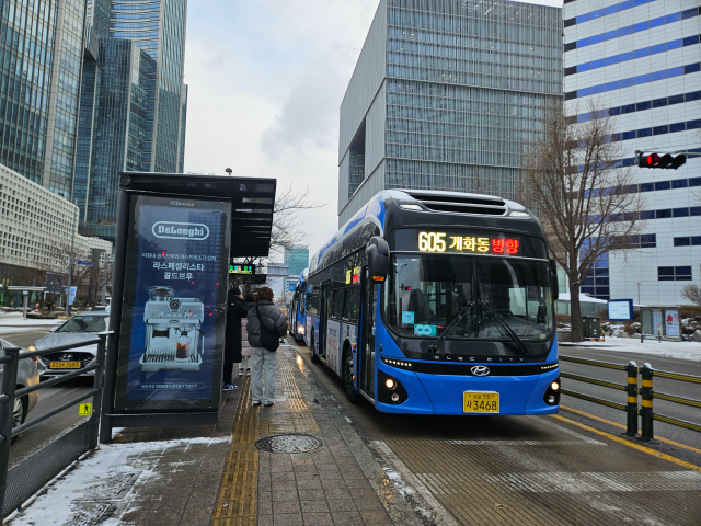 7일 오전 용산역 인근 버스정류장에서 사람들이 버스를 기다리고 있다. 박민주 기자