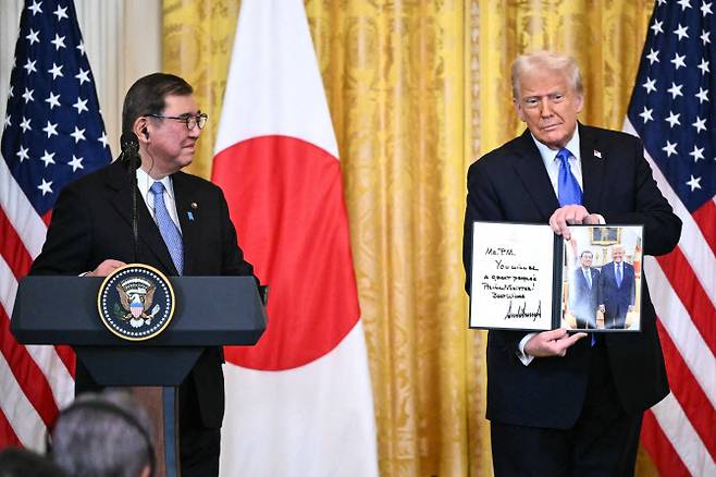 7일(현지시간) 미 백악관에서 정상회담을 진행하고 공동 기자회견을 진행한 도널드 트럼프 미국 대통령(오른쪽)과 이시바 시게루 일본 총리.(사진=AFP)