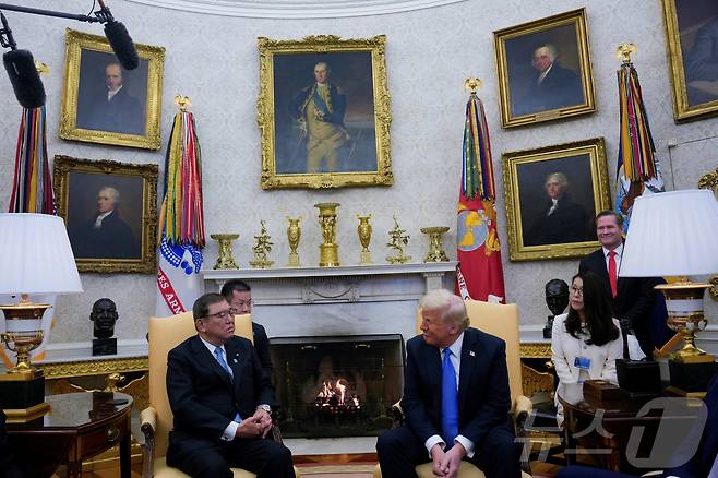 도널드 트럼프 미국 대통령(오른쪽)과 이시바 시게루 일본 총리가 미국 워싱턴DC 백악관에서 만나 회담하고 있다. 2025.2.8 ⓒ 로이터=뉴스1 ⓒ News1 오대일 기자