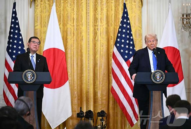 도널드 트럼프 미국 대통령과 이시바 시게루 일본 총리가 7일(현지시간) 워싱턴 DC 백악관 이스트룸에서 회담 후 공동 기자회견을 하고 있다. ⓒ AFP=뉴스1 ⓒ News1 류정민 특파원