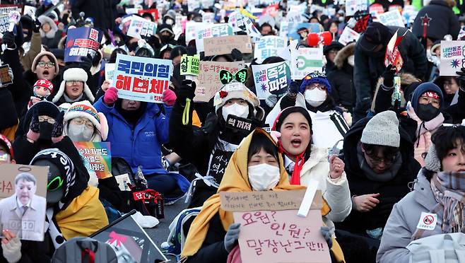 \'윤석열 즉각 퇴진! 사회대개혁! 제10차 범시민대행진\'이 8일 오후 광화문 일대에서 열려 참석자들이 윤석열 탄핵을 촉구하고 있다. 김경호 선임기자 jijae@hani.co.kr