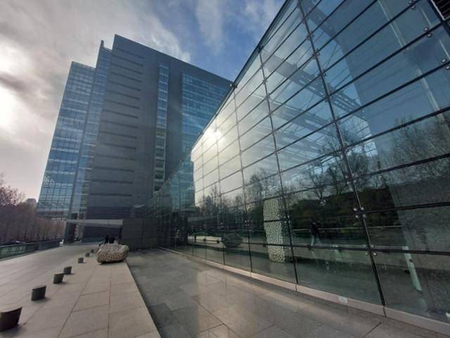 6일 베이징 하이뎬구에 소재한 20층 규모의 오피스 빌딩. '딥시크 R1' 모델을 공개하며 전 세계 인공지능(AI) 판도를 뒤엎은 중국 스타트업 딥시크가 운영하는 '베이징 딥시크 AI기초기술연구유한공사'(베이징 딥시크)가 5층에 입주해 있다. 베이징=조영빈 특파원