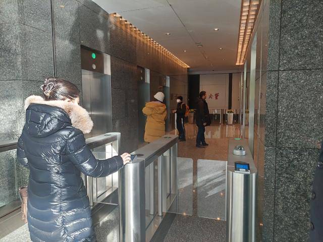 6일 베이징 하이뎬구의 딥시크 사무실이 입주한 빌딩에서 직원들이 보안 카드를 찍고 엘리베이터로 향하고 있다. 베이징=조영빈 특파원