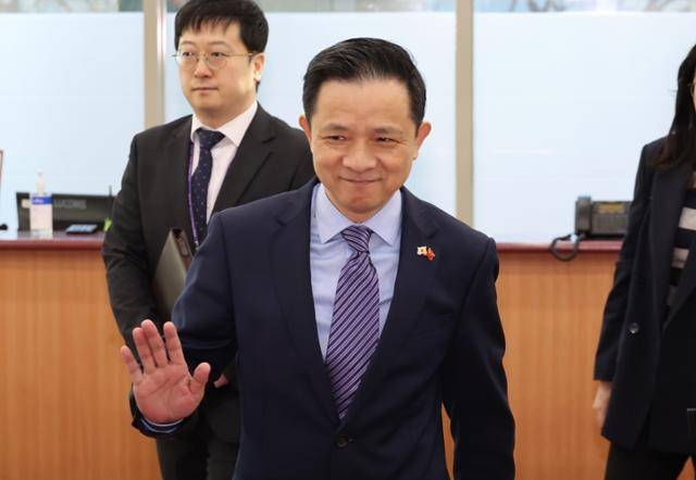 다이빙 주한중국대사가 지난달 24일 외교부 강인선 2차관을 만나기 위해 서울 종로구 정부서울청사 외교부로 들어서고 있다. 연합뉴스