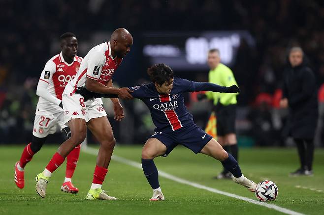 모나코전에서 공을 간수하려는 PSG 이강인(가운데). 연합뉴스