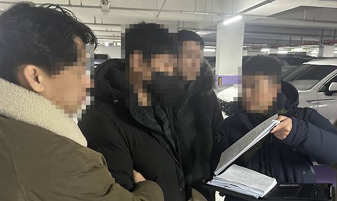 역대 최대 규모의 텔레그램 성착취방인 '목사방' 총책 김모씨가 검거되는 모습. 서울경찰청 사이버수사대 제공