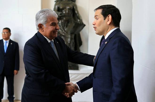 호세 라울 물리노 파나마 대통령(왼쪽)이 2월2일 파나마시티 대통령궁에 도착한 마코 루비오 미 국무장관과 악수를 나누고 있다. /AFP 연합뉴스