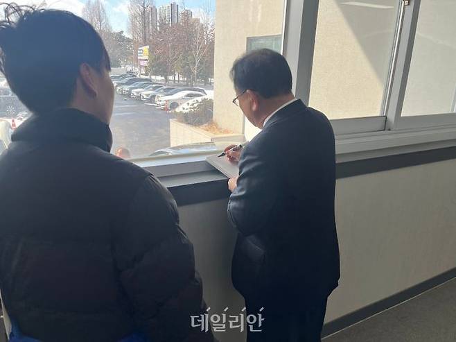 김부겸 전 국무총리가 지난 8일 오후 광주 염주체육관 국민생활관에서 열린 '탄핵 후 국가 대개혁을 위한 청년의 역할' 특강에 앞서 청년에게 사인을 하고 있다. ⓒ데일리안 김수현 기자