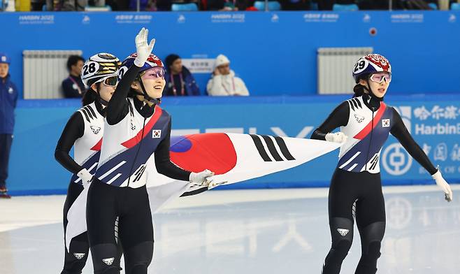 <yonhap photo-4361=""> 금은동 모두 석권한 대한민국 (하얼빈=연합뉴스) 서대연 기자 = 8일 중국 하얼빈 헤이룽장 빙상훈련센터 다목적홀에서 열린 하얼빈 동계아시안게임 쇼트트랙 여자 500m 결승에서 금메달을 획득한 최민정, 은메달을 획득한 김길리, 동메달을 획득한 이소연이 태극기를 들고 세리머니를 하고 있다. 2025.2.8 dwise@yna.co.kr/2025-02-08 14:33:30/ <저작권자 ⓒ 1980-2025 ㈜연합뉴스. 무단 전재 재배포 금지, AI 학습 및 활용 금지></yonhap>