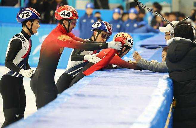 <yonhap photo-4406=""> 한국 선수들에게 축하받는 린샤오쥔 (하얼빈=연합뉴스) 서대연 기자 = 8일 중국 하얼빈 헤이룽장 빙상훈련센터 다목적홀에서 열린 하얼빈 동계아시안게임 쇼트트랙 남자 500m 결승에서 금메달을 획득한 중국 린샤오쥔(한국명 임효준)이 박지원, 장성우에게 축하를 받고 있다. 2025.2.8 dwise@yna.co.kr/2025-02-08 14:54:23/ <저작권자 ⓒ 1980-2025 ㈜연합뉴스. 무단 전재 재배포 금지, AI 학습 및 활용 금지></yonhap>