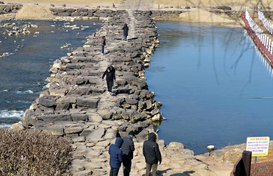 충북 대표 관광지인 진천군 농다리는 미르309출렁다리가 생기면서 지난해 역대 최고인 170만명이 다녀갔다. 김성태 객원기자