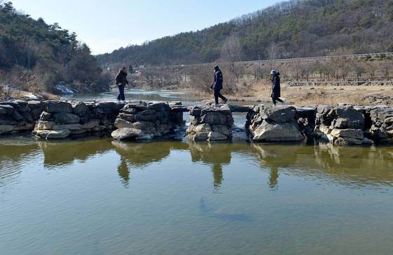 충북 대표 관광지인 진천군 농다리는 미르309출렁다리가 생기면서 지난해 역대 최고인 170만명이 다녀갔다. 김성태 객원기자
