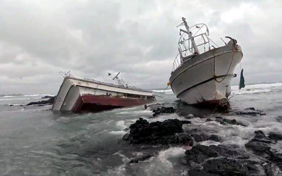 1일 오전 9시 24분께 제주시 구좌읍 토끼섬 인근 해상에서 애월선적 채낚기 어선 A호(32t·승선원 7명)와 B(29t·승선원 8명)가 갯바위에 좌초됐다. 사진은 이날 오후 좌초 어선이 파손돼있는 모습. 연합뉴스