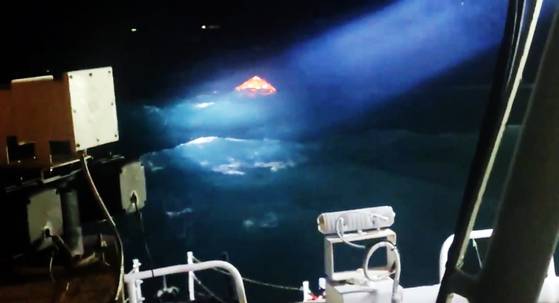 9일 오전 전남 여수시 하백도 인근 해상서 14명의 승선원이 탑승한 대형 트롤 어선에서 침몰 추정 사고가 발생했다. 사진은 사고 직후 사고 해역에서 발견된 구명 뗏목의 모습. 연합뉴스