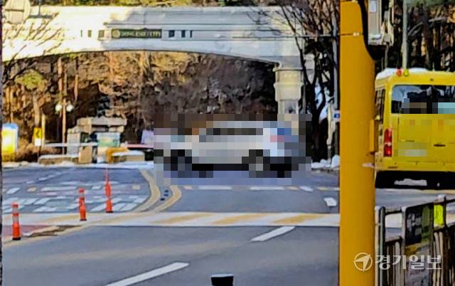 용인시 기흥구 보정동의 한 아파트 진입로 인근에서 자녀를 데리러 온 유치원 학부모의 차량이 불법 유턴을 하고 있다. 송상호기자