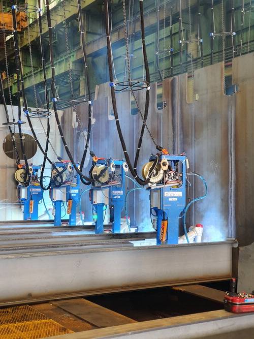 삼성중공업 거제조선소 주판 공장에 설치된 로봇이 용접 작업을 하고 있다. 삼성중공업