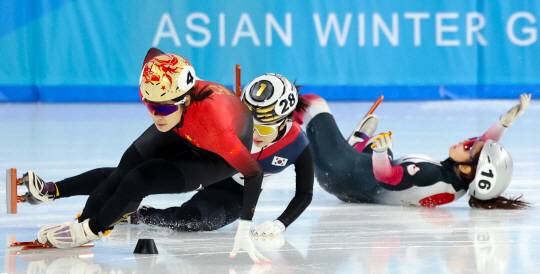 김길리(오른쪽)가 9일 중국 하얼빈 헤이룽장 빙상훈련센터 다목적홀에서 열린 2025 하얼빈동계아시안게임 쇼트트랙 여자 1000m 준준결승에서 충돌 후 넘어지고 있다. 뉴시스