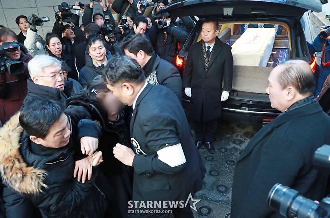 '국민 트로트 가수' 故송대관의 발인제가 엄수된 9일 오전, 서울 종로구 서울대학교병원 장례식장에서 영정사진과 유해가 운구되고 있다. /2025.02.09 /사진=이동훈 photoguy@