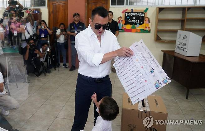 투표하는 에콰도르 대통령 (올론 로이터=연합뉴스) 연임에 도전하는 다니엘 노보아 에콰도르 대통령이 9일(현지시간) 올론에 마련된 대선 투표장에서 투표하고 있다. 2025.2.9