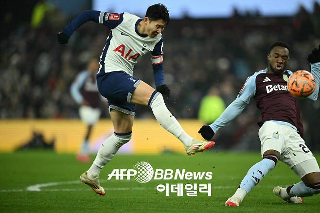 토트넘의 손흥민이 애스턴 빌라와 FA컵 16강전에서 슈팅을 시도하고 있다. 사진=AFPBBNews
