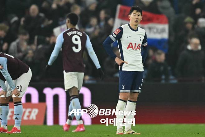 토트넘의 손흥민이 FA컵 16강전에서 애스턴 빌라에게 패한 뒤 아쉬움을 감추지 못하고 있다. 사진=AFPBBNews