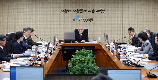 안창호 국가인권위원회 위원장이 10일 서울 중구 국가인권위에서 열린 제2차 전원위원회에서 발언을 하고 있다. (사진=연합뉴스)
