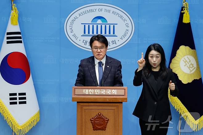 황운하 조국혁신당 원내대표가 10일 서울 여의도 국회 소통관에서 울산시장 선거개입 의혹 2심 무죄와 관련, 당시 검찰총장이었던 윤석열 대통령을 향해 국민들께 사죄하라며 기자회견을 하고 있다. 또 황 원내대표는 김기현 국민의힘 의원(당시 울산시장)을 향해 김 의원의 동생과 건설업자 간에 작성된 30억 각서 비리의혹 관련 해명을 요구했다. 2025.2.10/뉴스1 ⓒ News1 안은나 기자