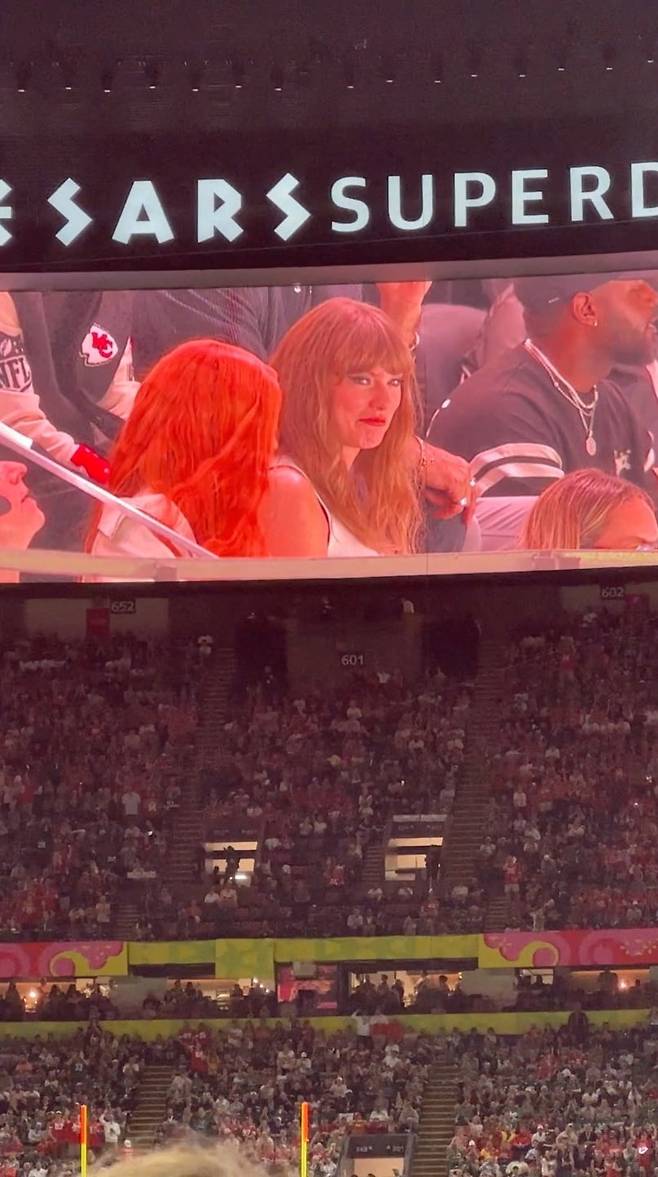 지난 9일 수퍼볼 경기 중 스위프트가 전광판에 등장하자, 관중이 야유를 보냈다. /로이터 연합뉴스