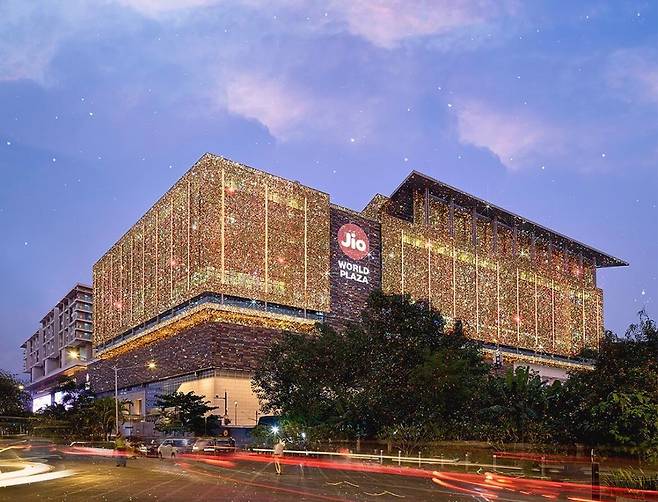 인도 뭄바이 첫 럭셔리 쇼핑몰인 지오 월드 플라자 전경. /지오 월드 플라자 인스타그램
