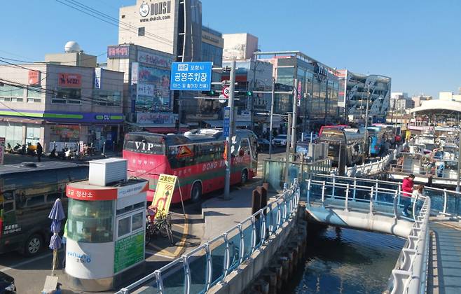 지난 8일 죽도어시장 인근에 줄지어 선 관광버스 모습. 포항시 제공