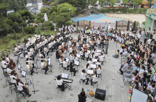 서울 서초구 관내에서 ‘등굣길음악회’가 열리고 있다. 서초구청 제공