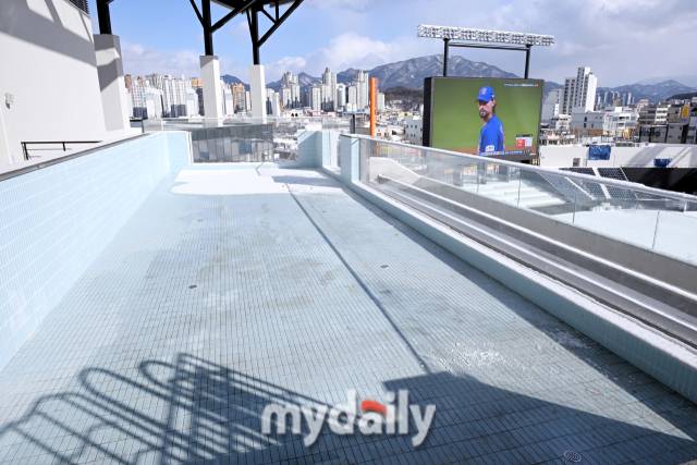 4층에 설치된 인피니티풀