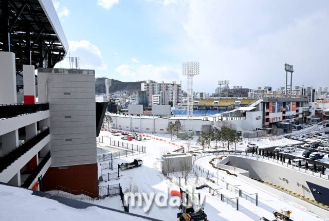 새 야구장에서 바라본 구 야구장