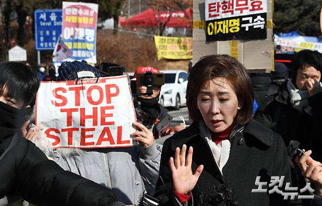 국민의힘 나경원 의원이 3일 오전 윤석열 대통령 면회를 마치고 경기도 의왕 서울구치소를 나서며 취재진의 질문에 답하고 있다. 황진환 기자