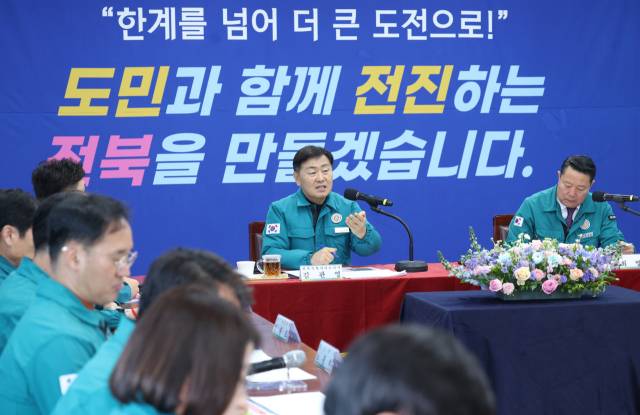 ▲10일 전북 순창군을 방문한 김관영 전북특별자치도지사가 폭설피해 현장과 마을 회관 등을 방문해 주민들을 만난 뒤 공무원들과 함께한 자리에서 도정철학을 공유하고 있다. ⓒ전북특별자치도