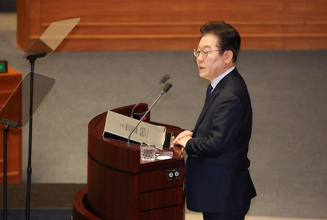 더불어민주당 이재명 대표가 10일 서울 여의도 국회에서 열린 본회의에서 교섭단체 대표연설을 하고 있다. 연합뉴스